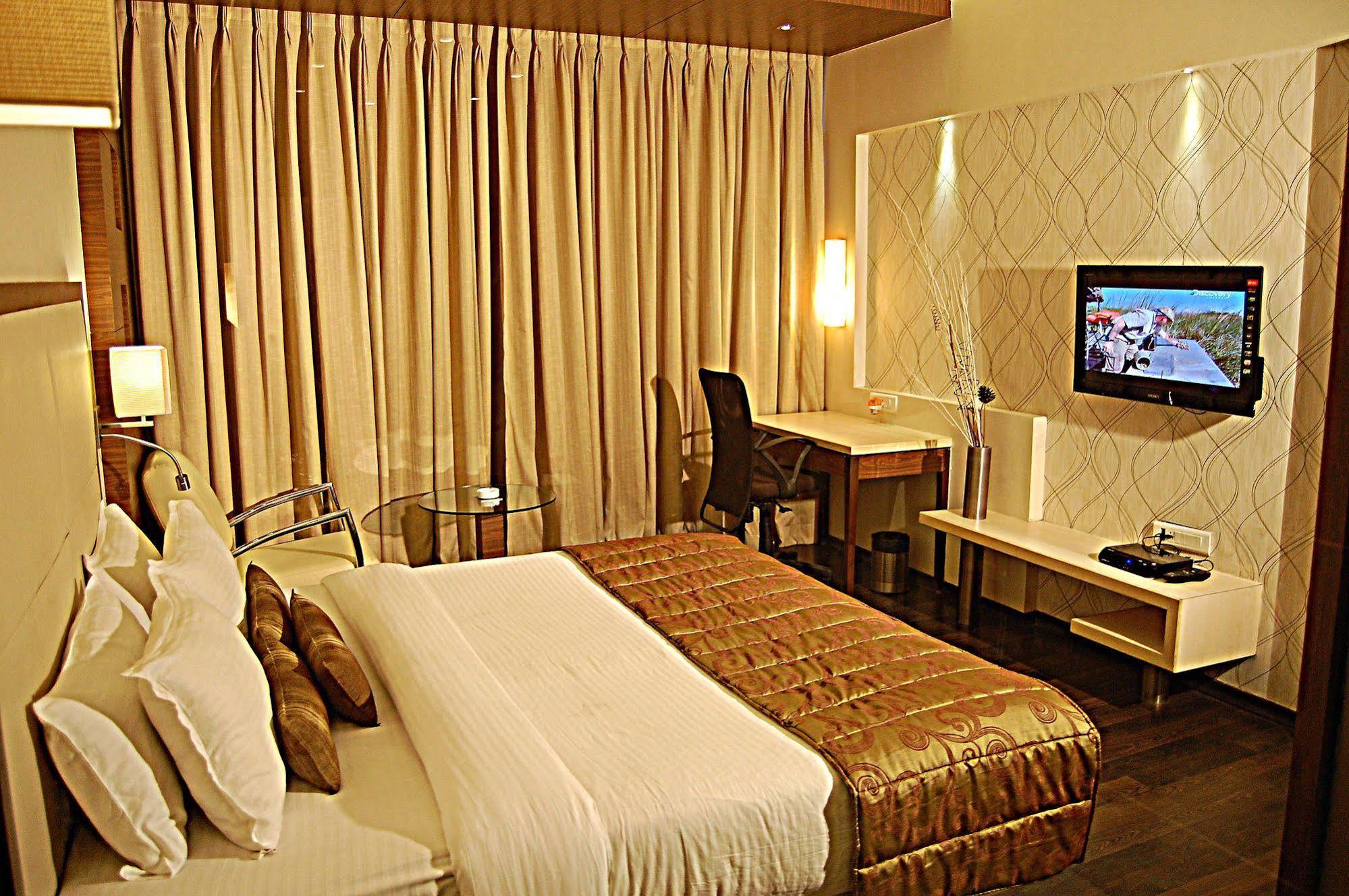 Sentosa Resorts Chinchvad Exterior photo